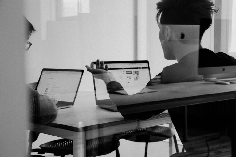 Entwickler in Diskussion